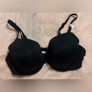 ⭐️black Victoria secret bra still has a couple of the tags 38 D